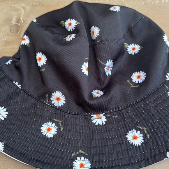 Alice + Olivia Reversible Bucket Hat - Daisy Print - NWT - Picture 2 of 6